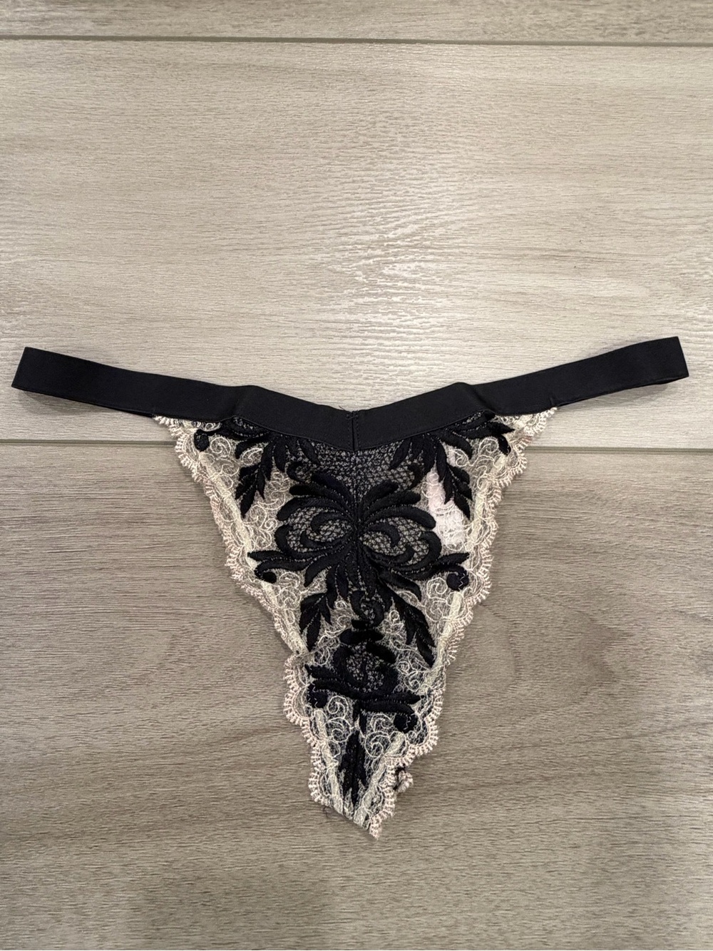 2004 Victoria's Secret Very Sexy Lace Black String Bikini Panties NWOT Size L